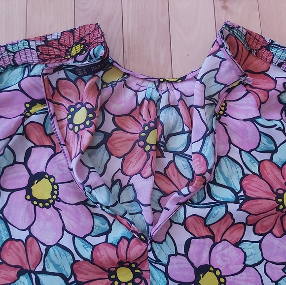 Zara crepe floral shirred shirt with keyhole back - Picture 6 of 9
